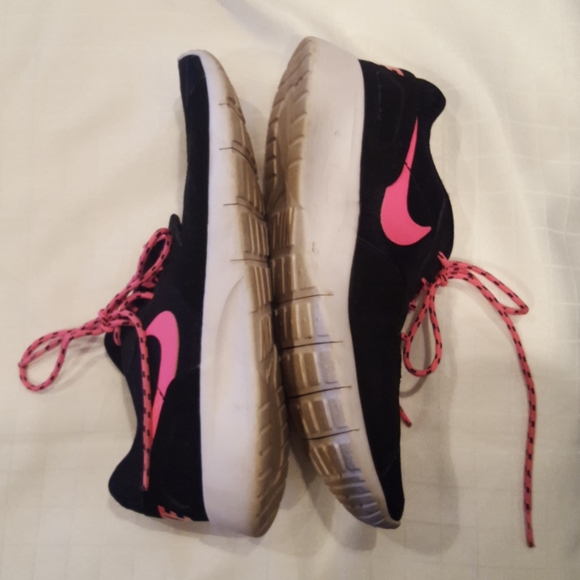 Nike shoes - Picture 3 of 3